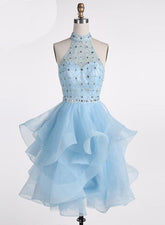 Vestido de fiesta azul claro con capas de cuentas hasta la rodilla