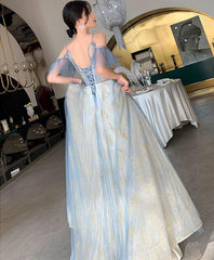 Hermoso vestido formal largo con escote en V y apliques de encaje en azul claro