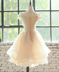 Vestido de fiesta corto con capas de organza y flores preciosas