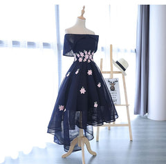 Encantador vestido de fiesta de tul azul marino con flores 