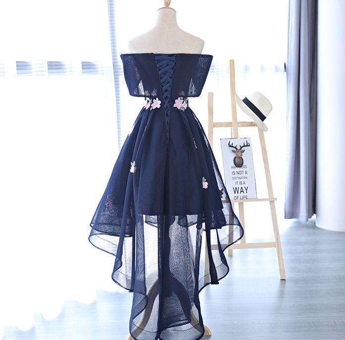 Encantador vestido de fiesta de tul azul marino con flores 