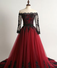Vestido de fiesta de tul rojo vino con encaje negro y mangas largas. 