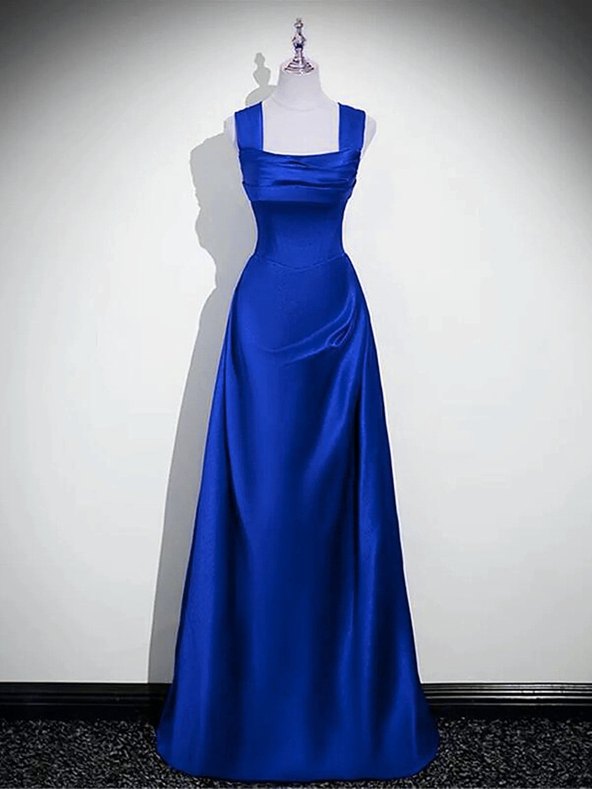 Vestido de fiesta azul chic de satén con tirantes en forma de A y largo hasta el suelo 