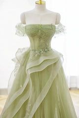 Vestido de fiesta largo de tul verde claro con hombros descubiertos 