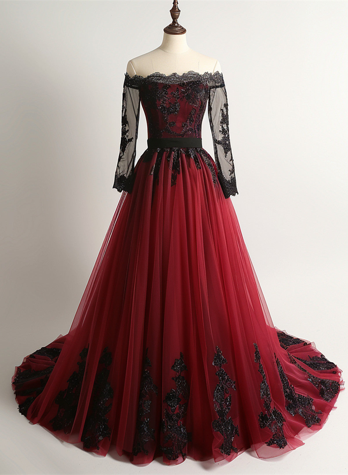 Vestido de fiesta de tul rojo vino con encaje negro y mangas largas. 