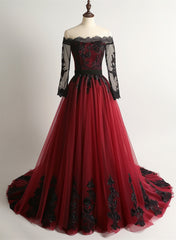 Vestido de fiesta de tul rojo vino con encaje negro y mangas largas. 