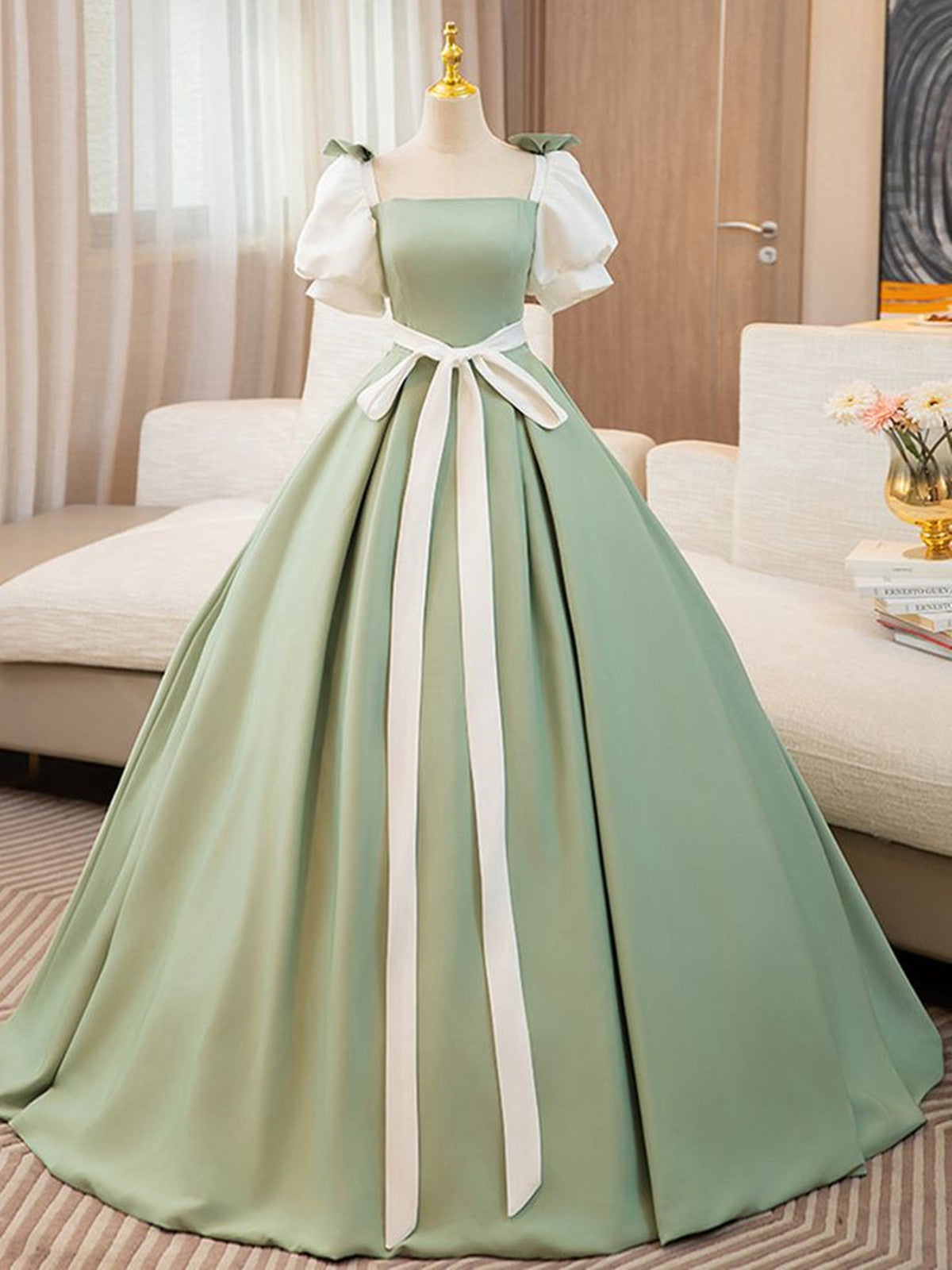 Vestido de fiesta largo de satén verde claro con mangas cortas abullonadas 