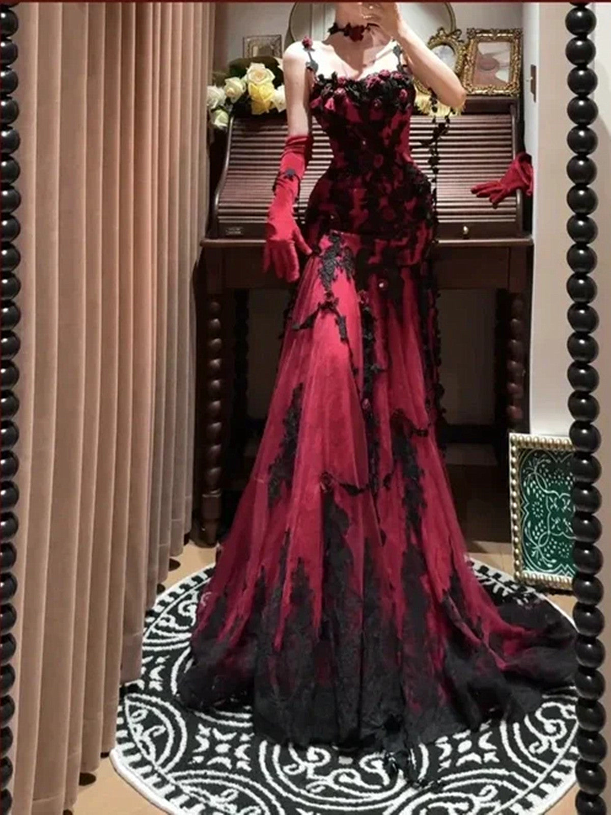 Vestido de fiesta de tul con apliques de encaje y tirantes de sirena color rojo vino 