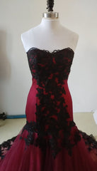 Vestido de fiesta estilo sirena de tul rojo vino con apliques de encaje negro 