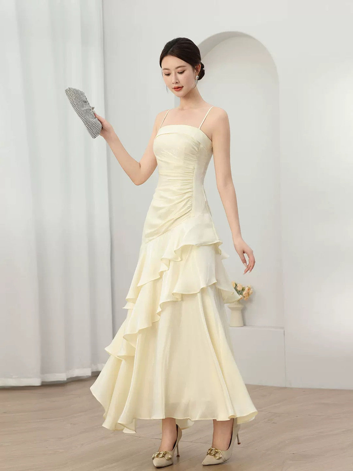 Vestido formal largo con escote corazón y tirantes de satén color marfil