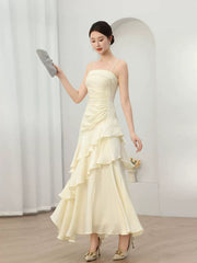 Vestido formal largo con escote corazón y tirantes de satén color marfil