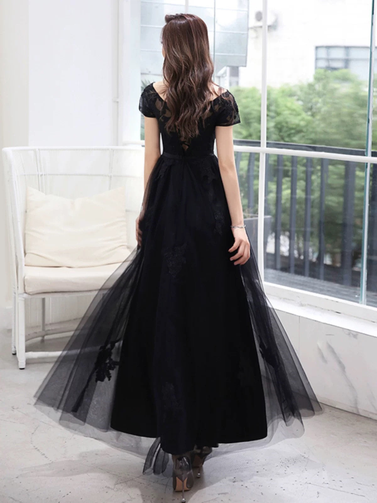 Vestido de fiesta negro de tul con apliques de encaje en forma de A 