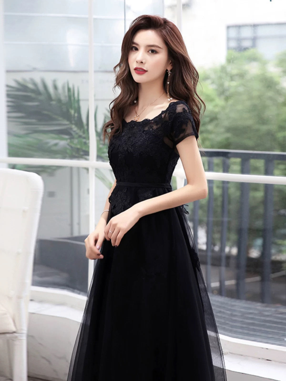 Vestido de fiesta negro de tul con apliques de encaje en forma de A 