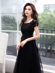 Vestido de fiesta negro de tul con apliques de encaje en forma de A 