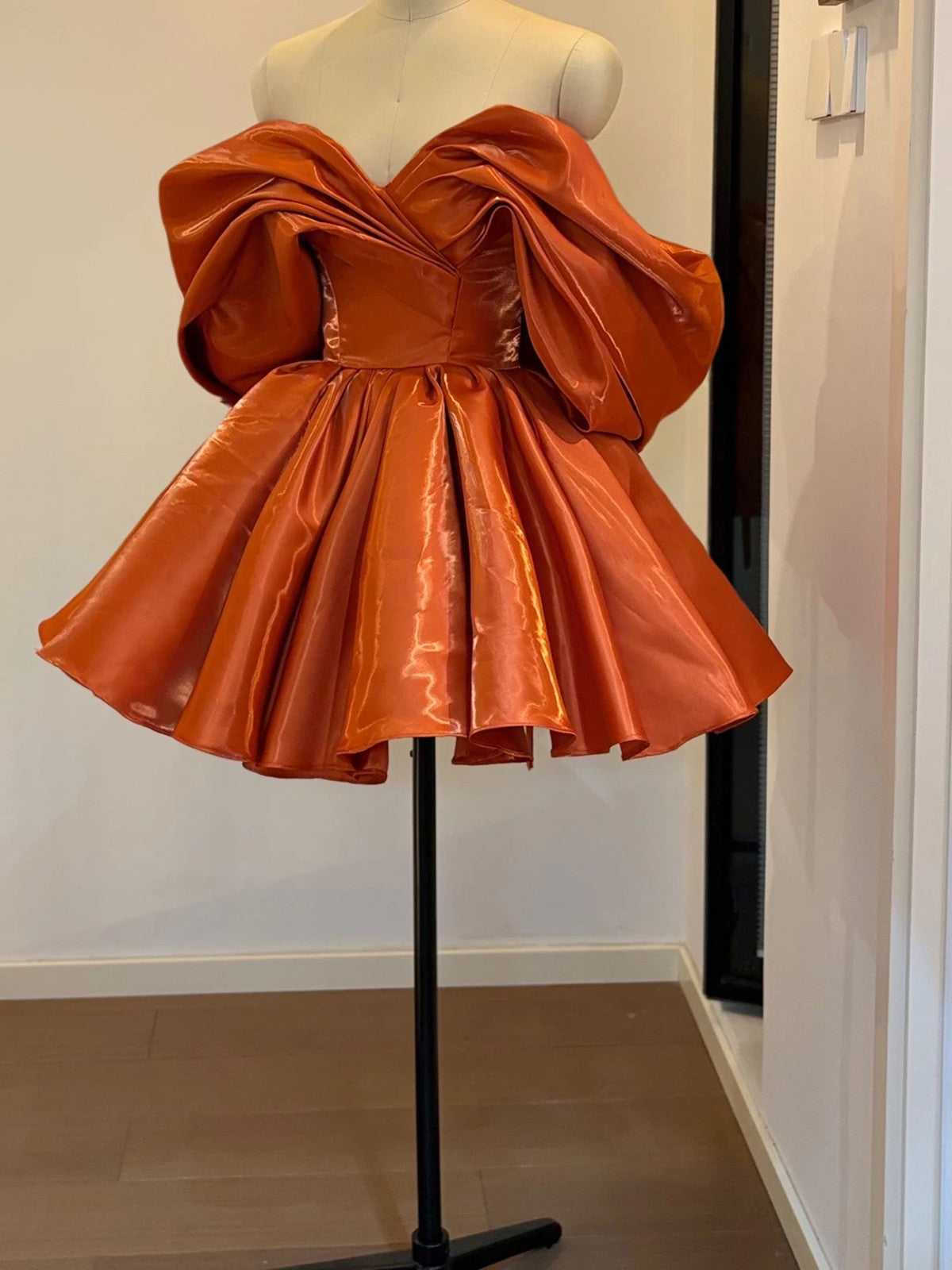 Vestido de fiesta de satén naranja hasta la rodilla con escote en forma de corazón 