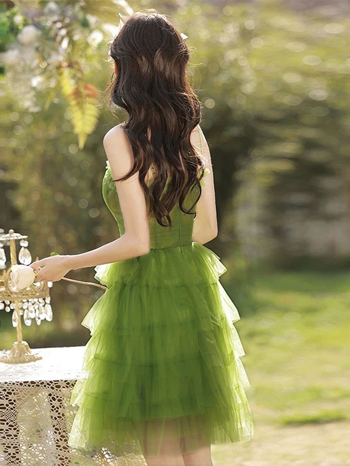 Vestido de fiesta con capas hasta la rodilla y tirantes de tul verde 