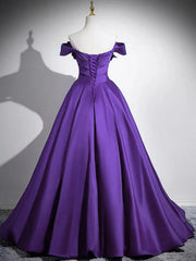 Vestido de fiesta morado de satén con hombros descubiertos y escote corazón hasta el suelo 