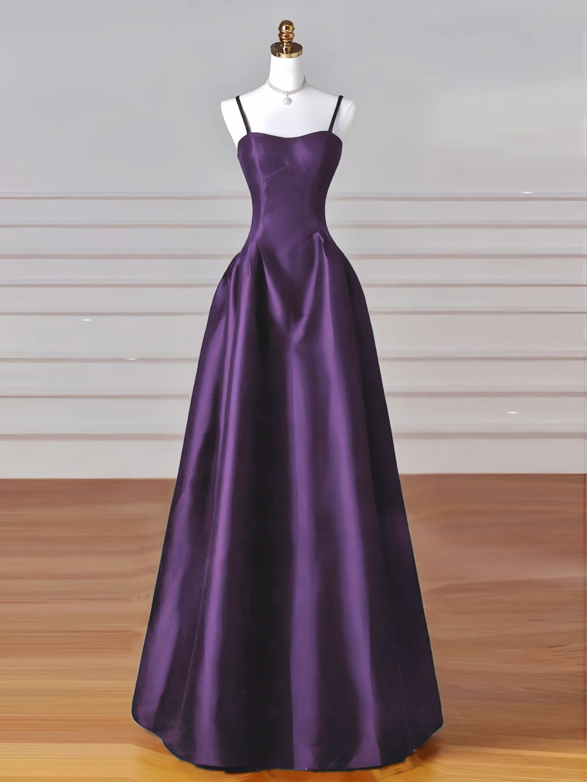 Vestido de fiesta morado de satén con escote en forma de A, sencillo, largo hasta el suelo 