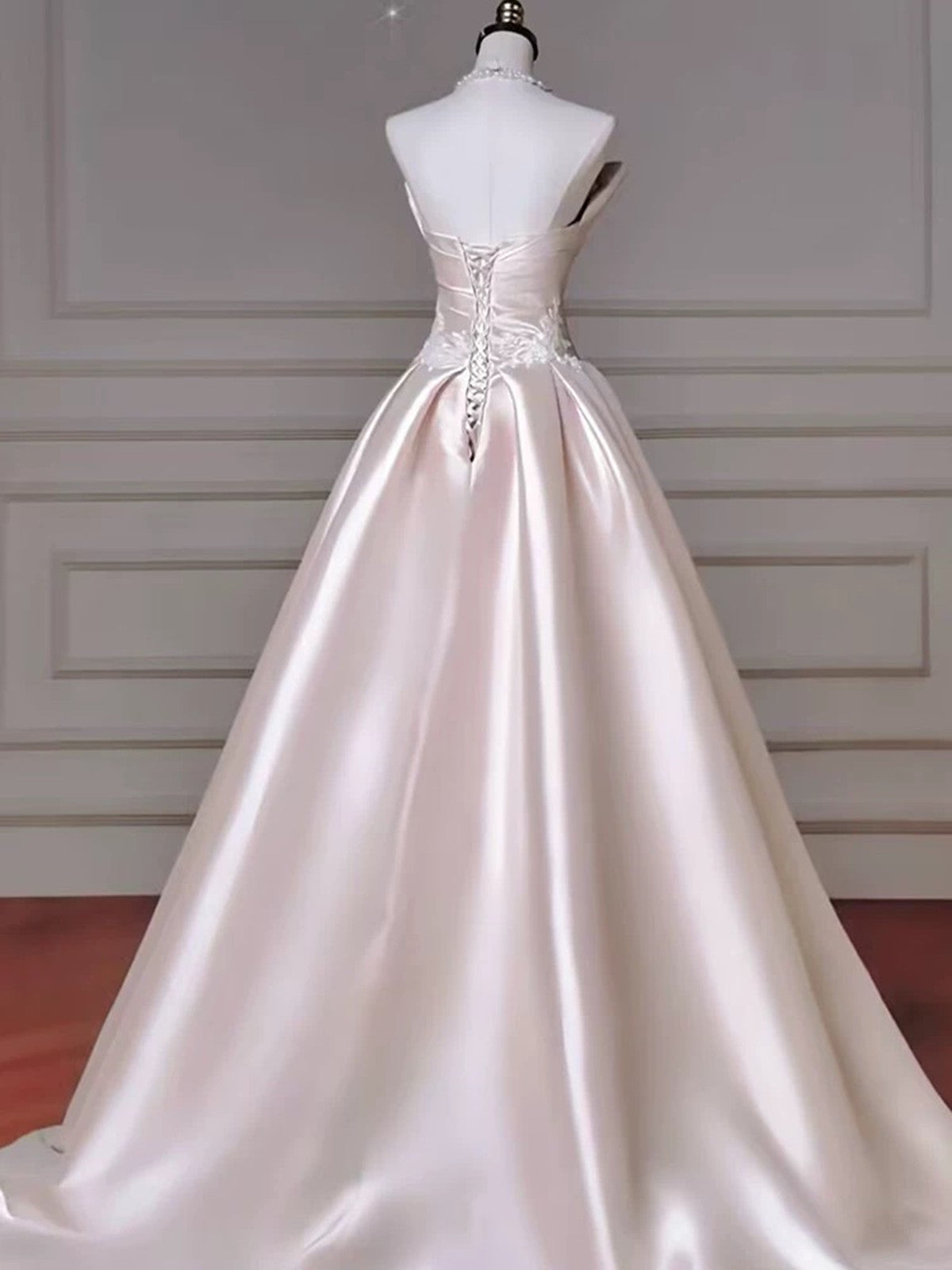 Vestido formal largo de satén rosa claro con apliques de encaje 