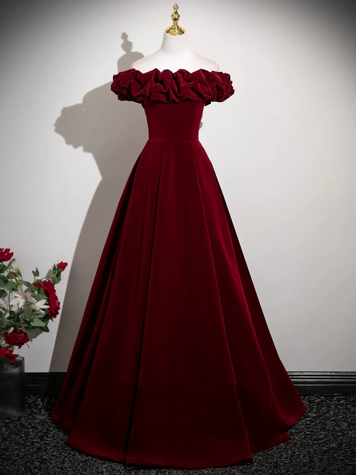 Vestido de fiesta de terciopelo rojo vino con hombros descubiertos, corte A y largo hasta el suelo 