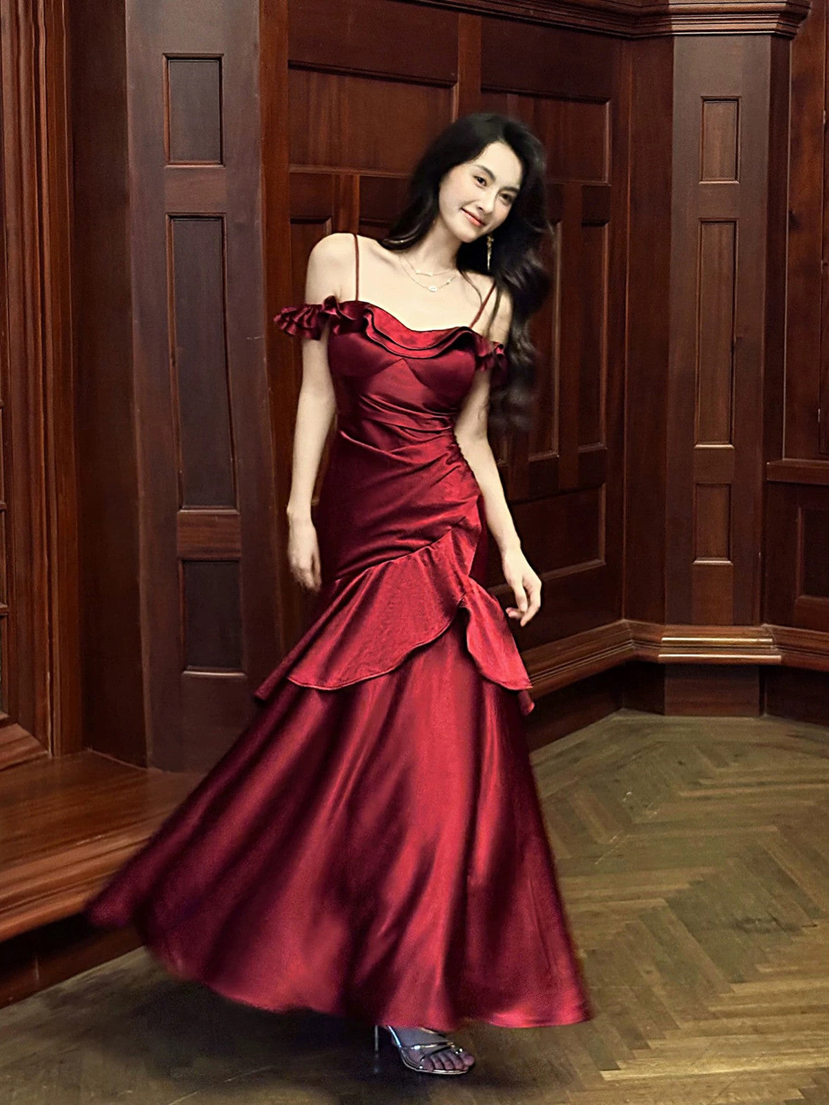 Vestido de fiesta largo de corte A con tirantes en color rojo vino 