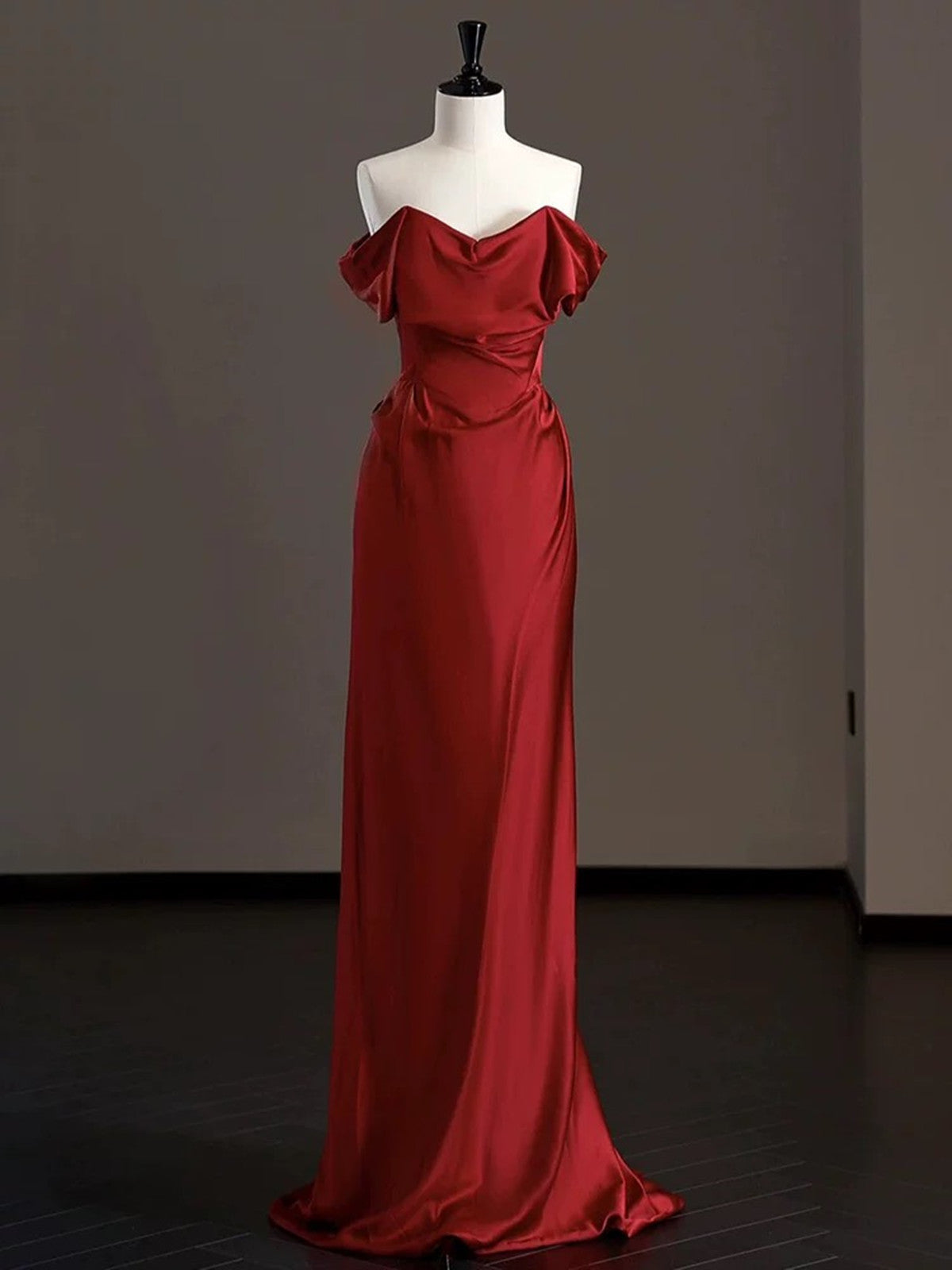 Vestido de fiesta sencillo hasta el suelo con hombros descubiertos y satén rojo vino 