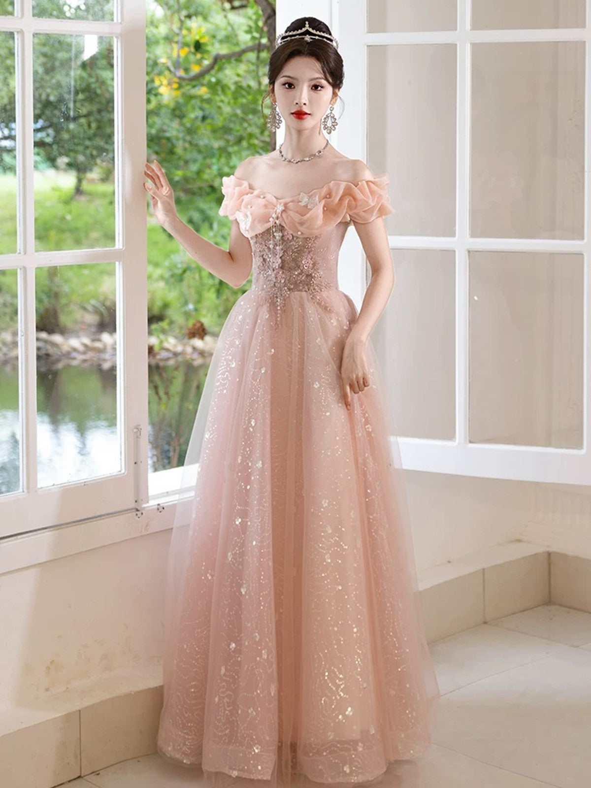 Vestido de fiesta rosa de tul con hombros descubiertos y cuentas en forma de A 