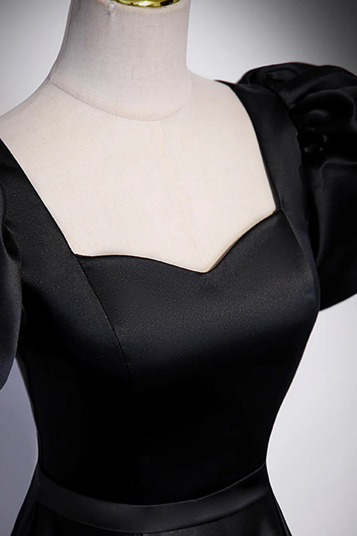 Vestido de fiesta negro de satén con hombros descubiertos y corte en A 