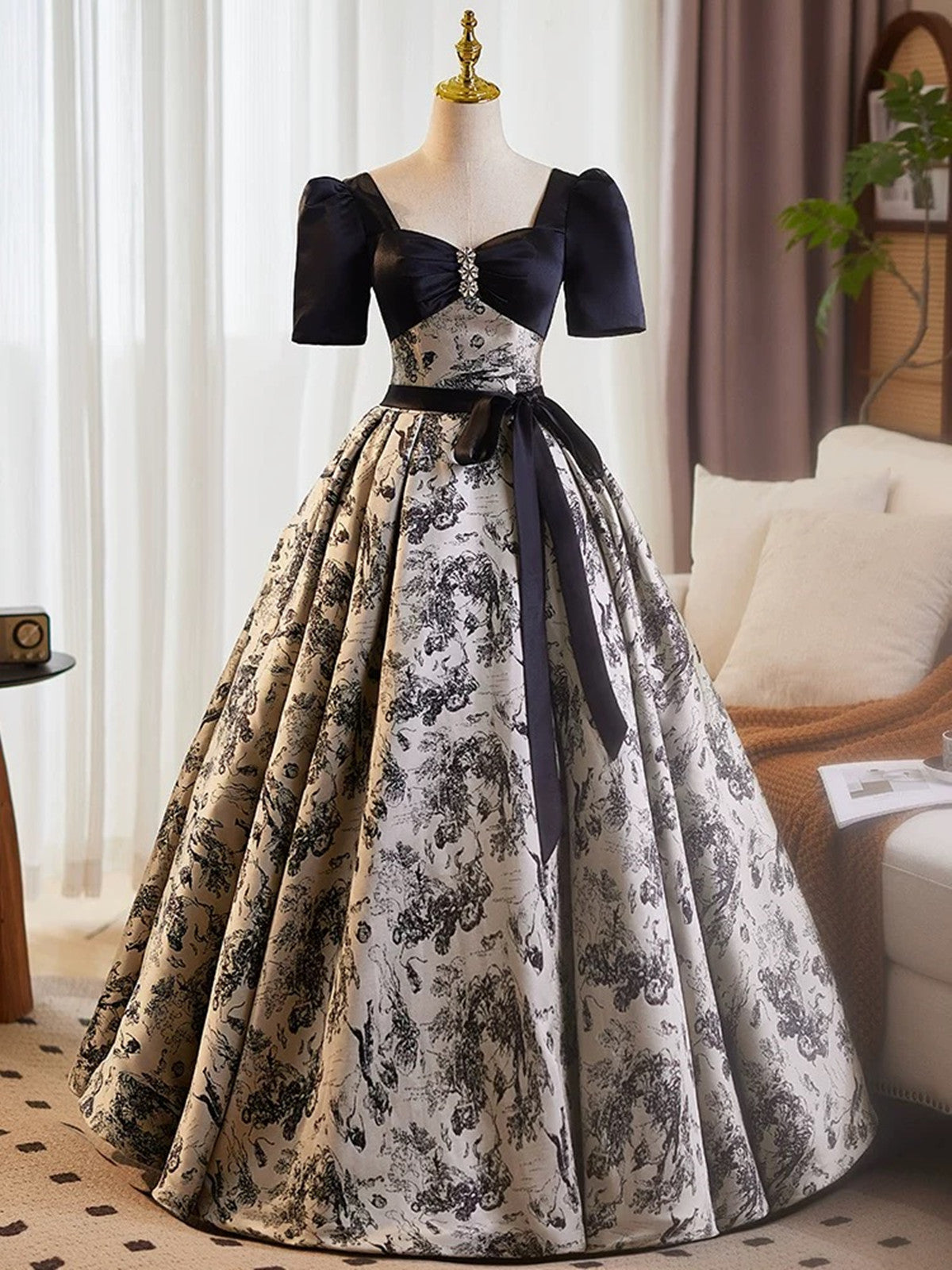 Vestido de fiesta negro de satén con mangas cortas y cuentas, corte en A 