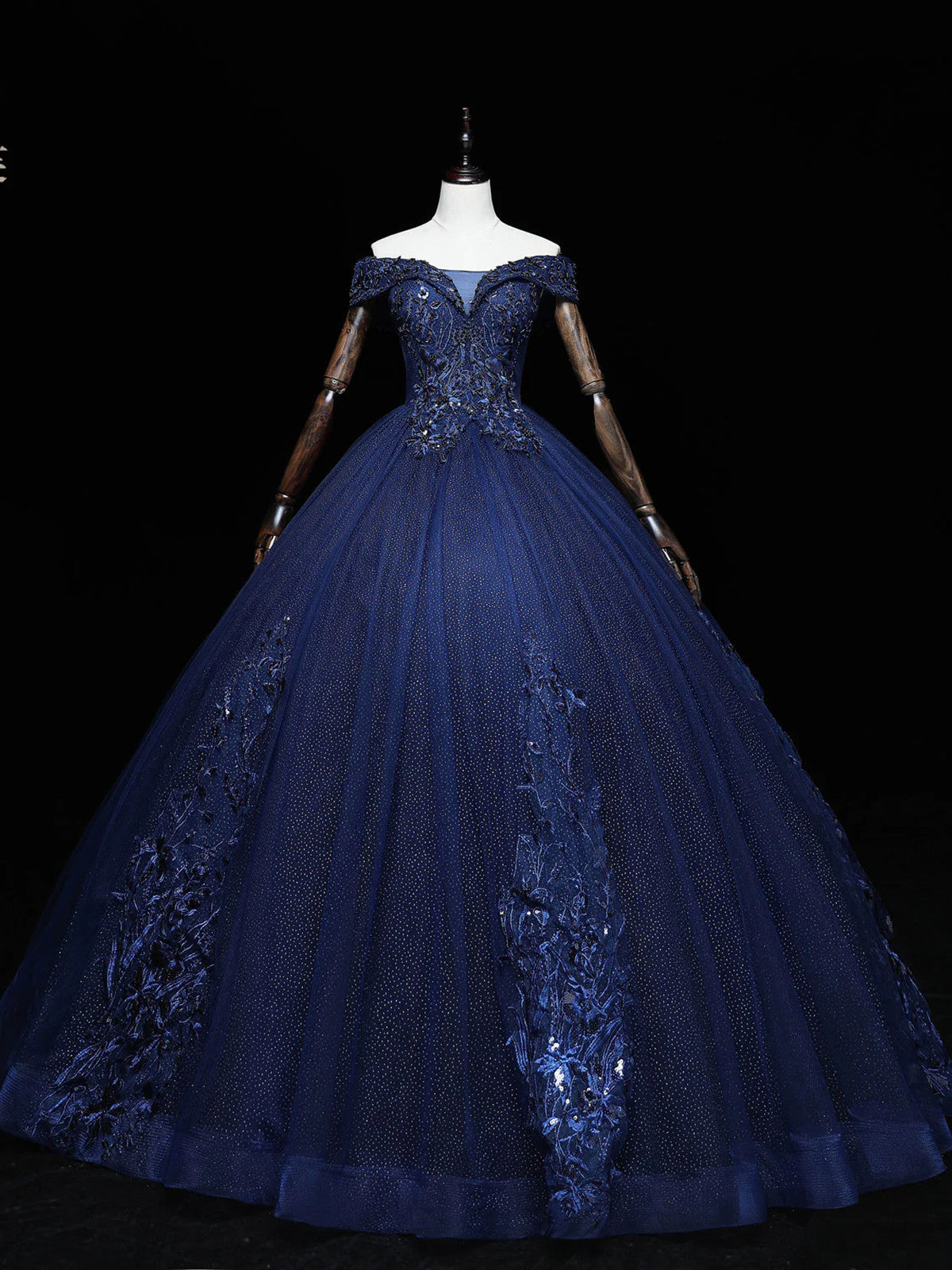 Vestido de fiesta azul marino con hombros descubiertos y tul 