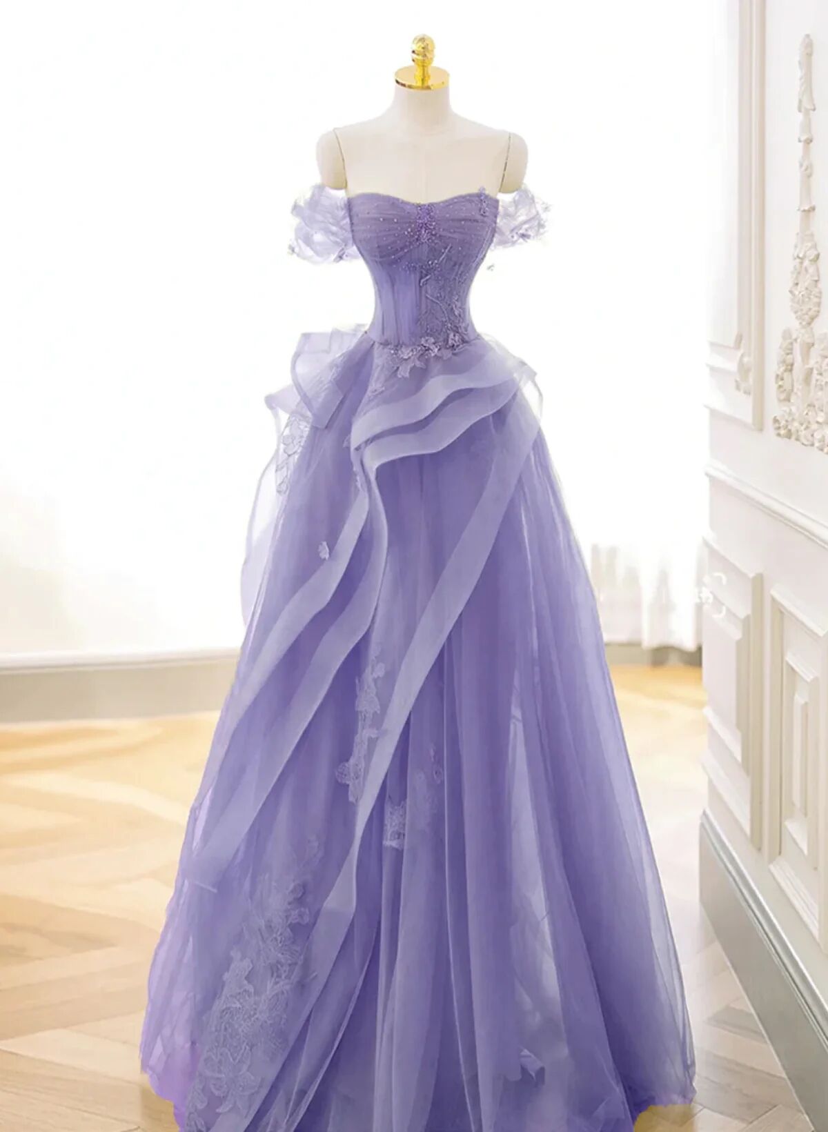 Vestido de fiesta largo de tul con escote en forma de corazón y hombros descubiertos en color morado 