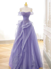 Vestido de fiesta largo de tul con escote en forma de corazón y hombros descubiertos en color morado 