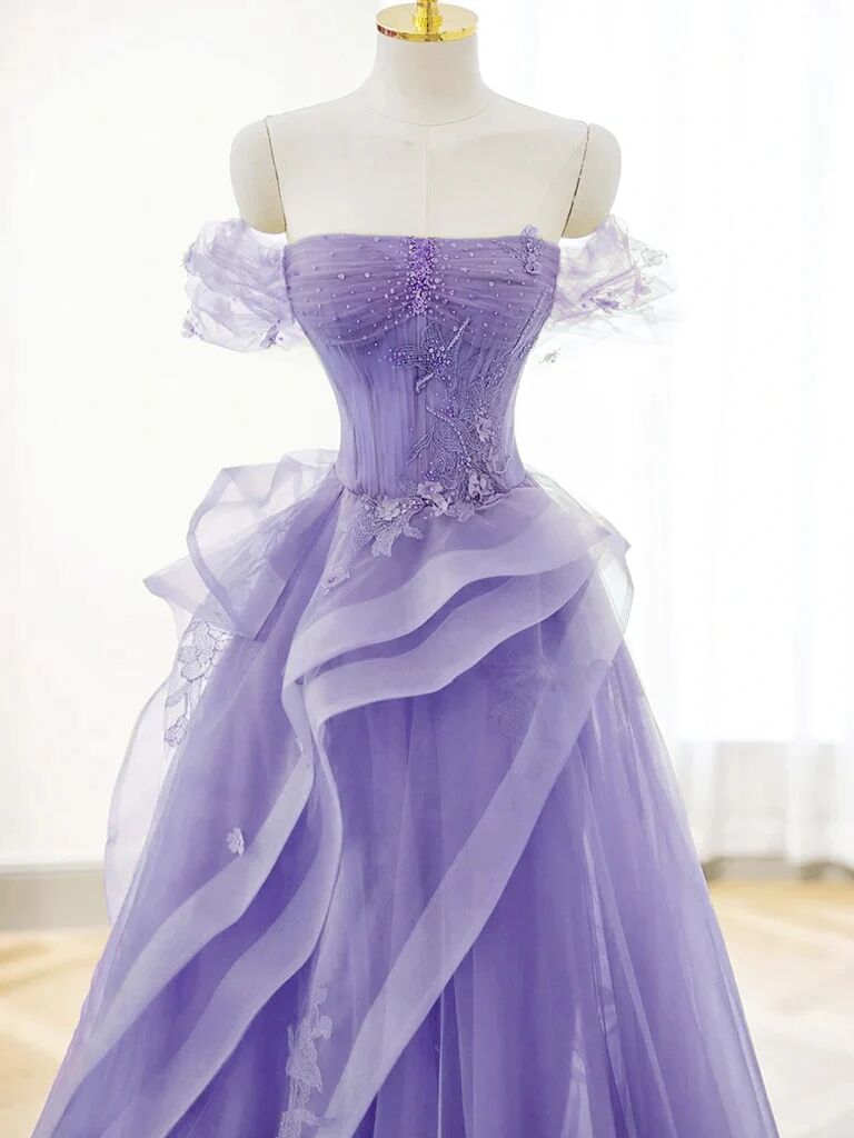 Vestido de fiesta largo de tul con escote en forma de corazón y hombros descubiertos en color morado 
