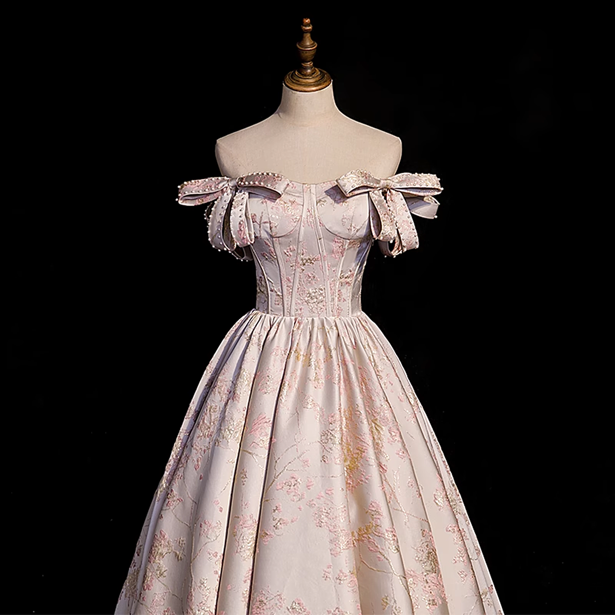 Vestido largo de fiesta floral con hombros descubiertos y estampado rosa 