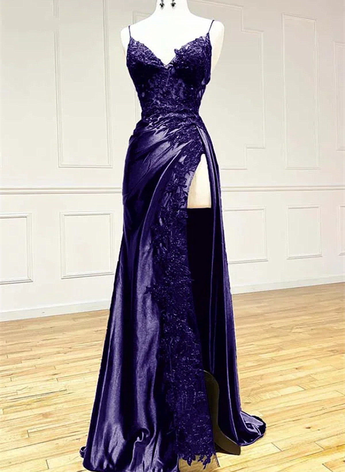 Vestido largo de fiesta de satén morado con encaje, escote en V y tirantes 