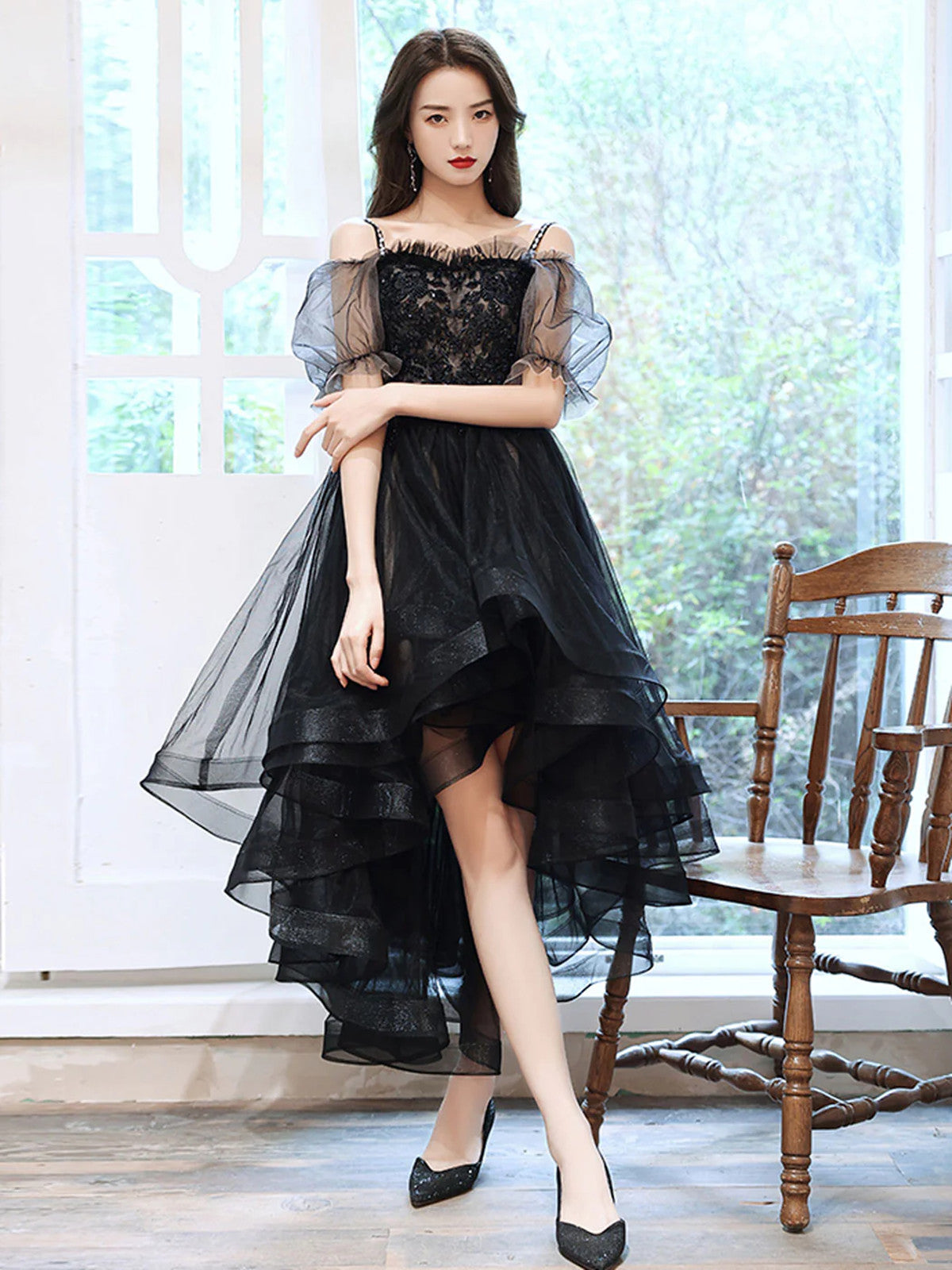 Lindo vestido de fiesta negro de tul alto bajo con apliques de encaje 