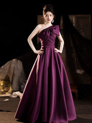 Vestido de fiesta morado de satén con corte en A y un hombro hasta el suelo 