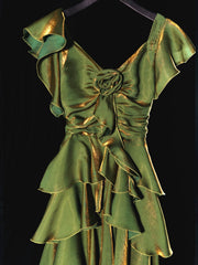 Vestido largo de fiesta de satén con mangas cortas y capas verdes 