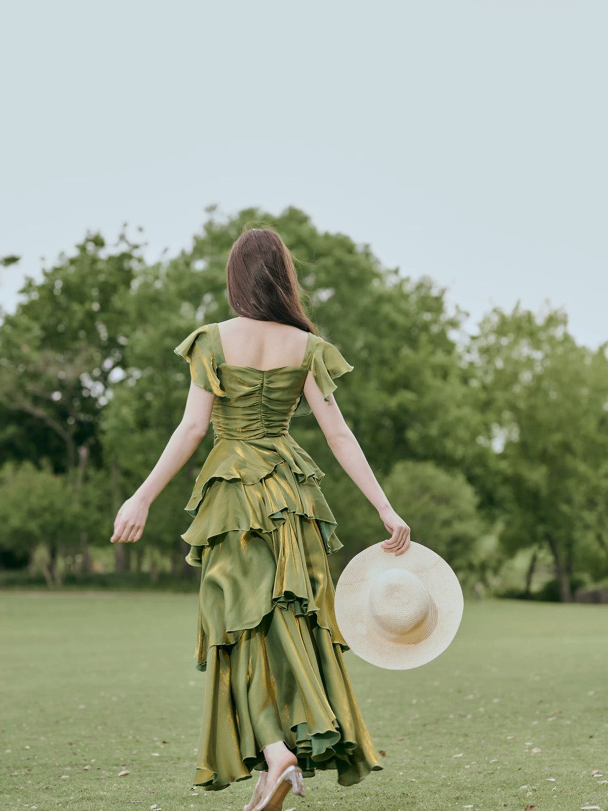 Vestido largo de fiesta de satén con mangas cortas y capas verdes 