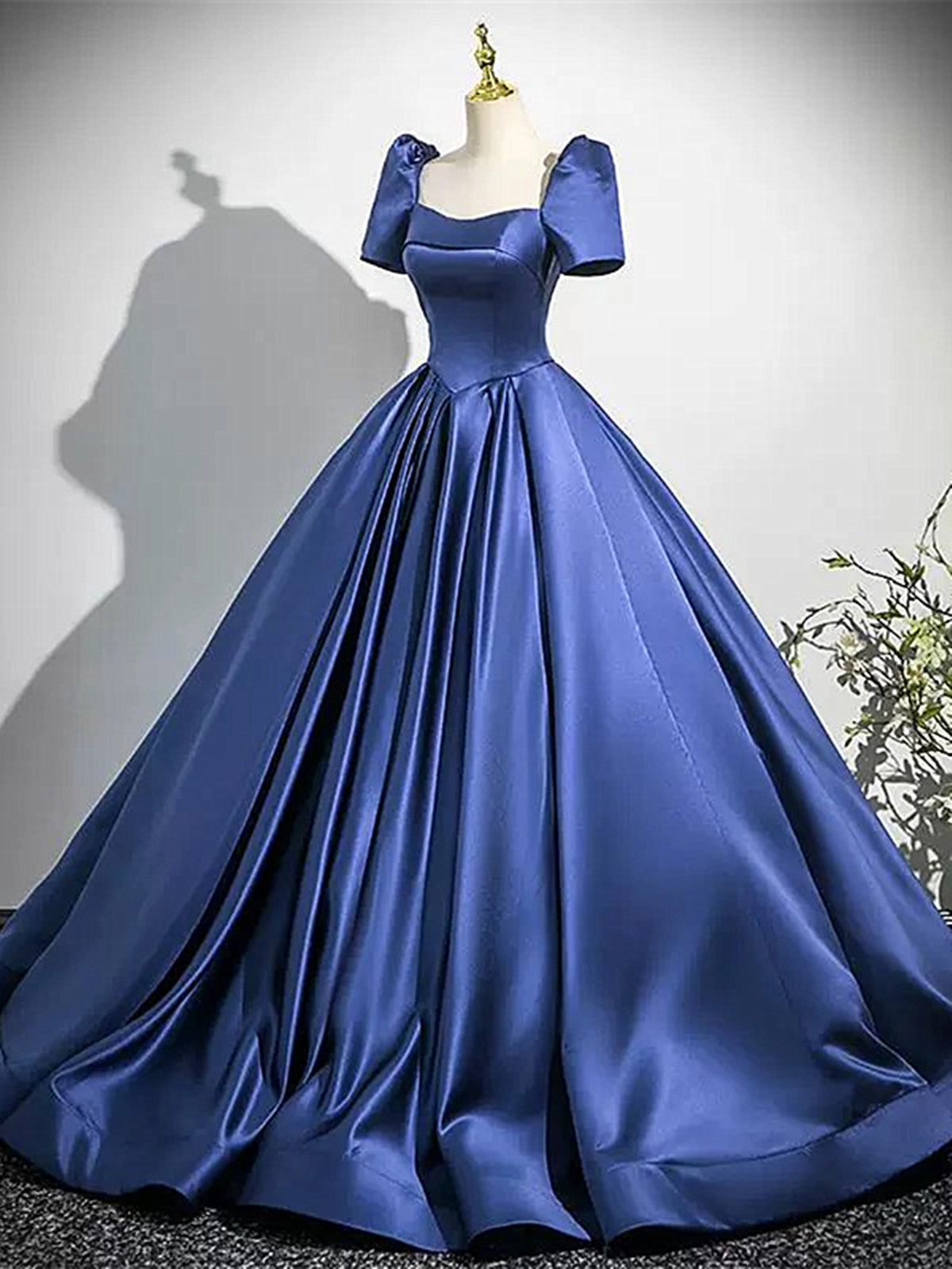 Vestido de fiesta de satén azul oscuro con mangas cortas y espalda con cordones 