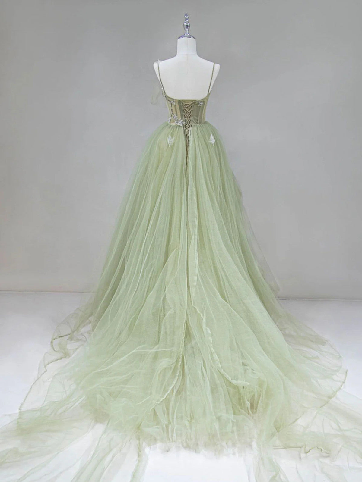 Vestido de fiesta de tul verde con tirantes en forma de A y espalda escotada 