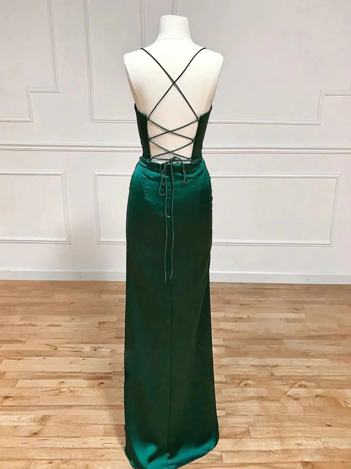 Vestido de fiesta verde satinado con espalda cruzada y abertura hasta el suelo 