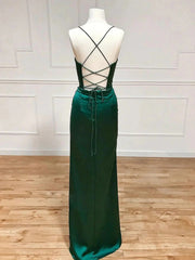 Vestido de fiesta verde satinado con espalda cruzada y abertura hasta el suelo 