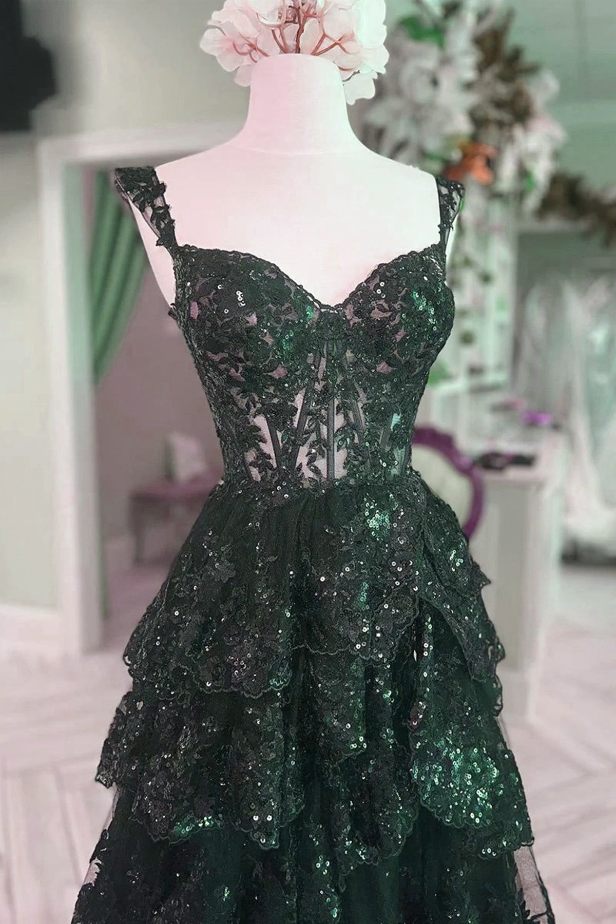 Precioso vestido de fiesta de capas de tul verde con tirantes de encaje 