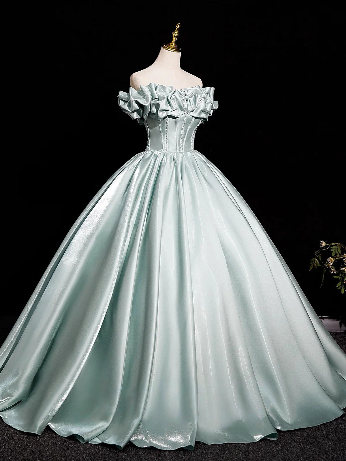 Vestido de fiesta verde satinado con hombros descubiertos, corte A y largo hasta el suelo 