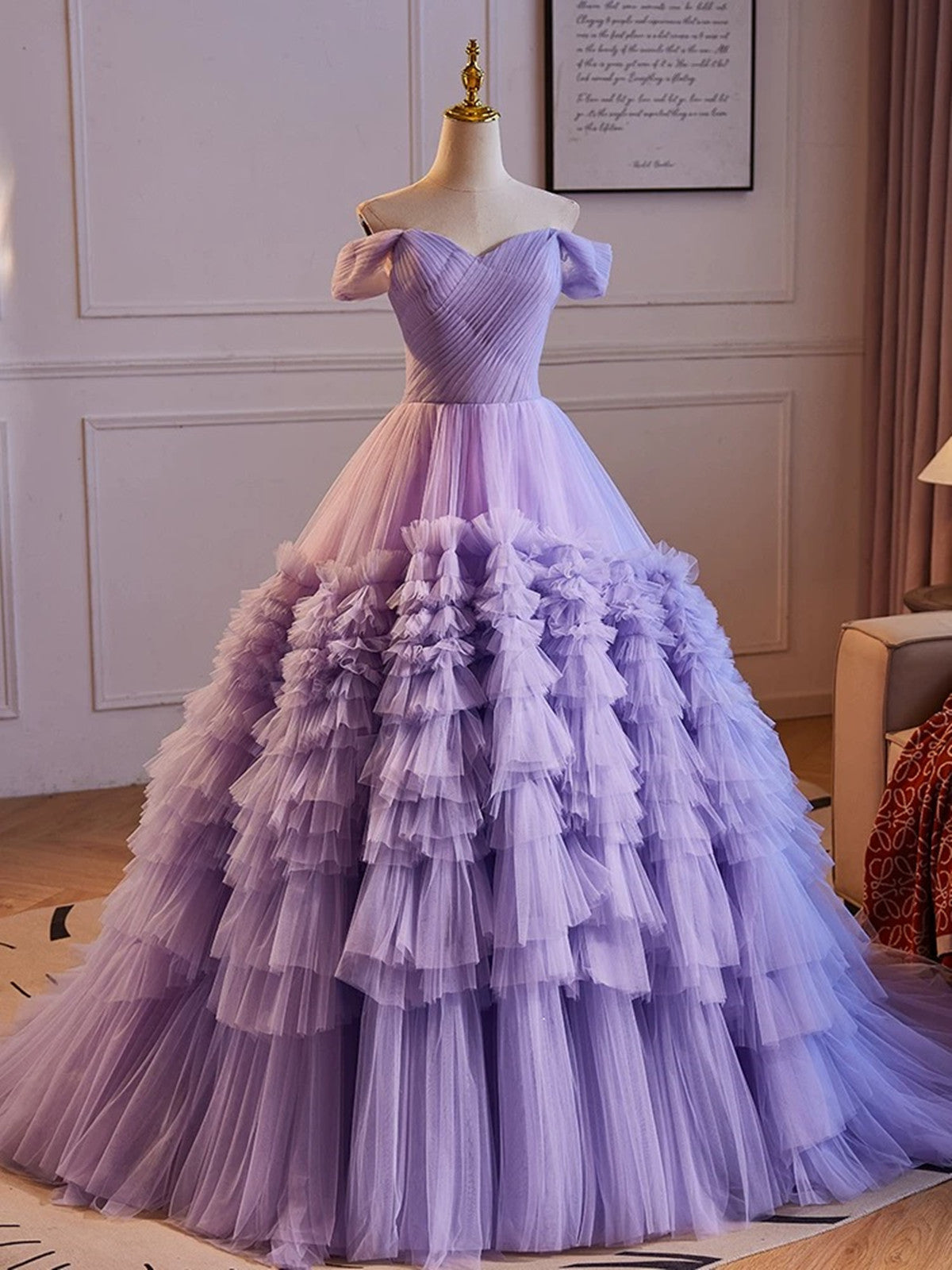Vestido morado de tul con capas de escote corazón para quinceañeras 