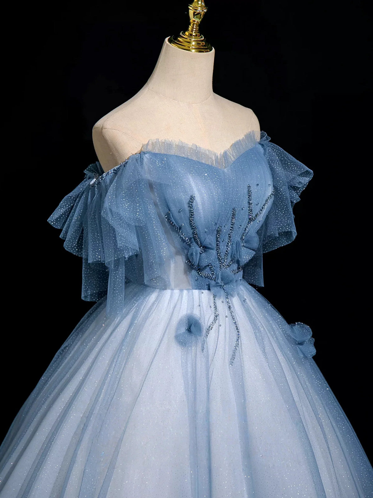 Vestido de fiesta azul de tul con escote en forma de A, hombros descubiertos y cuentas en forma de corazón 
