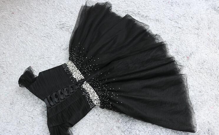 Vestido negro de fiesta de tul corto y bonito. 