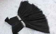 Vestido negro de fiesta de tul corto y bonito. 