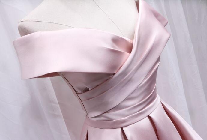 Lindo vestido de fiesta de satén rosa con escote en forma de corazón y hombros descubiertos hasta la rodilla 